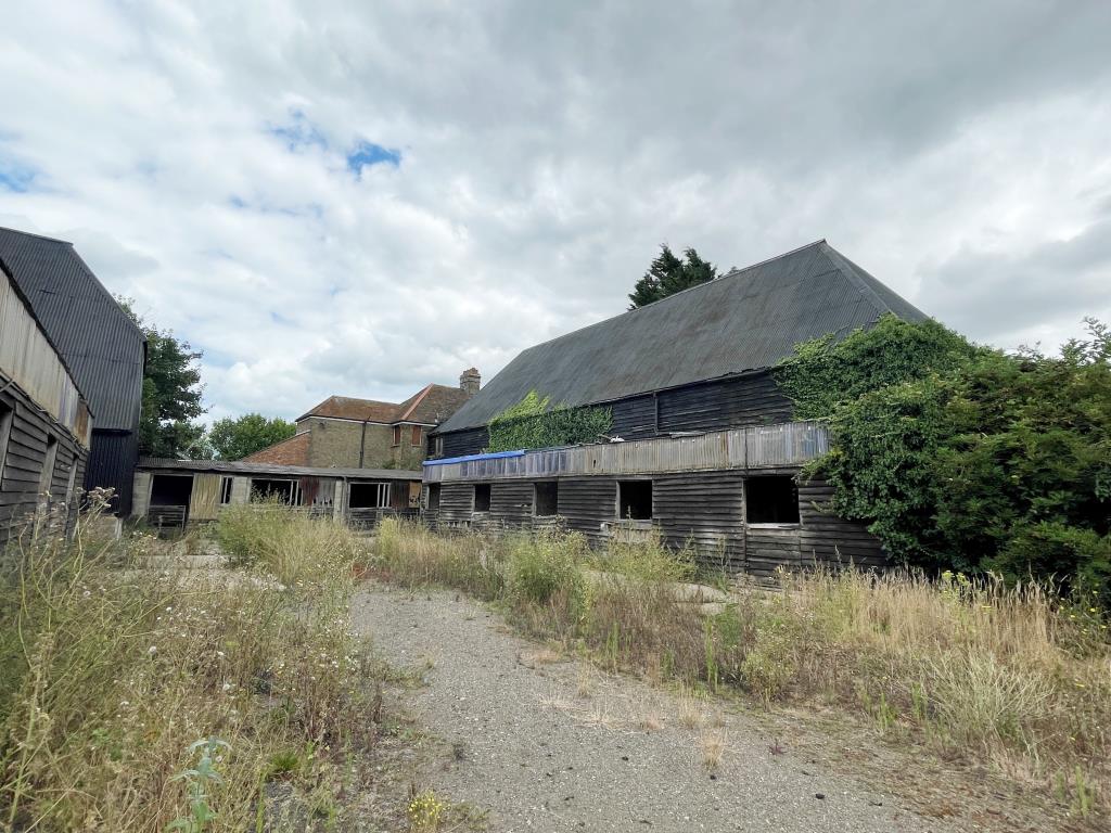 Lot: 158 - REDEVELOPMENT OPPORTUNITY - PLANNING CONSENT FOR TWO NEW BUILD DWELLINGS AND SEVEN BARN CONVERSIONS - Smaller barn to rear of site